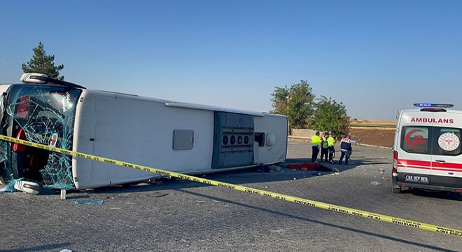 Yolcu otobüsü otomobile çarpıp, devrildi: 2 ölü, 25 yaralı