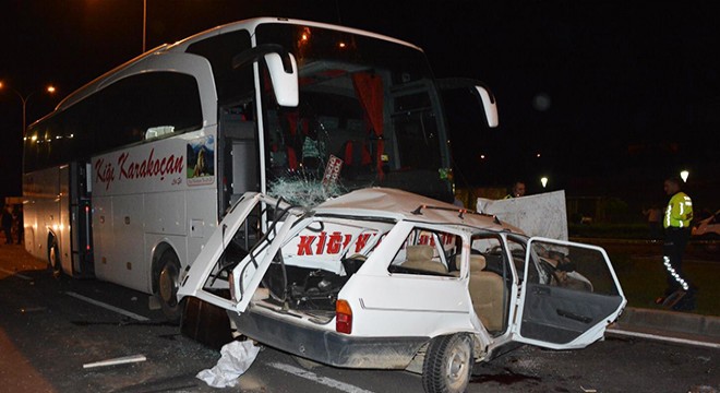 Yolcu otobüsü otomobile çarptı: 3 ölü