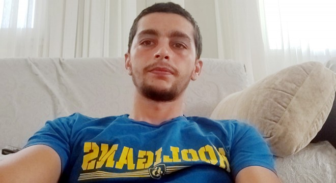 Yolcu otobüsü şoförü, cep telefonuyla oynayıp, çekirdek çitledi