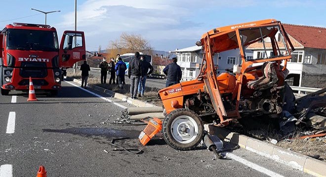 Yolcu otobüsünün çarptığı traktörün sürücüsü öldü