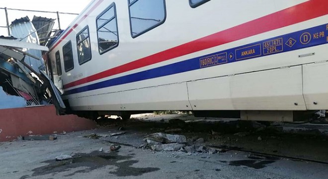 Yolcu treni, bakım atölyesindeki odaya çarptı: 1 yaralı
