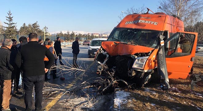 Yolcu minibüsü, direğe ve ağaçlara çarptı: 11 yaralı