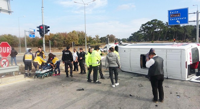 Yolcu minibüsü ile otomobil çarpıştı: 6 yaralı