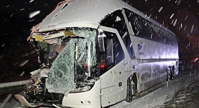 Yolcu otobüsü TIR a çarptı: 1 ölü, 1 yaralı