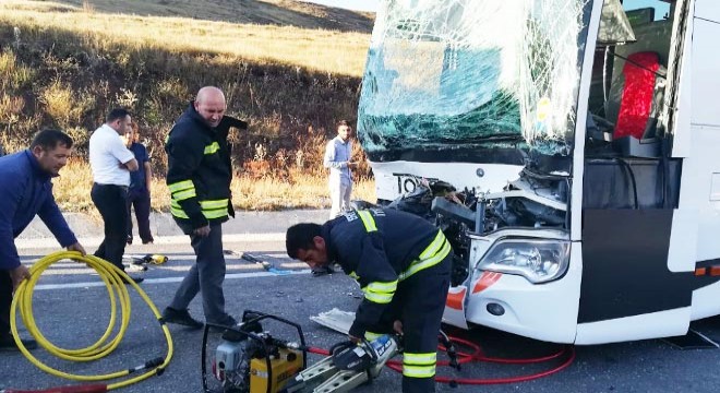 Yolcu otobüsü, TIR a çarptı: 14 yaralı