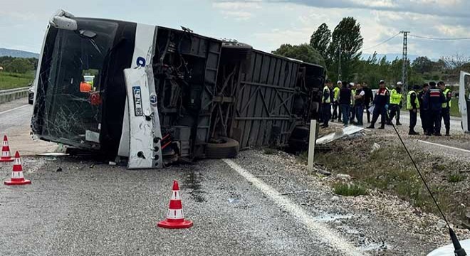 Yolcu otobüsü devrildi: 14 yaralı