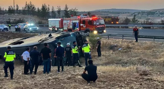 Yolcu otobüsü devrildi: 27 yaralı