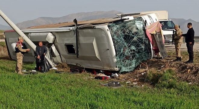 Yolcu otobüsü devrildi: 28 yaralı