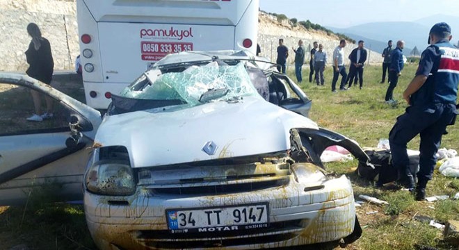 Yolcu otobüsü ile çarpışan otomobildeki çift yaralandı