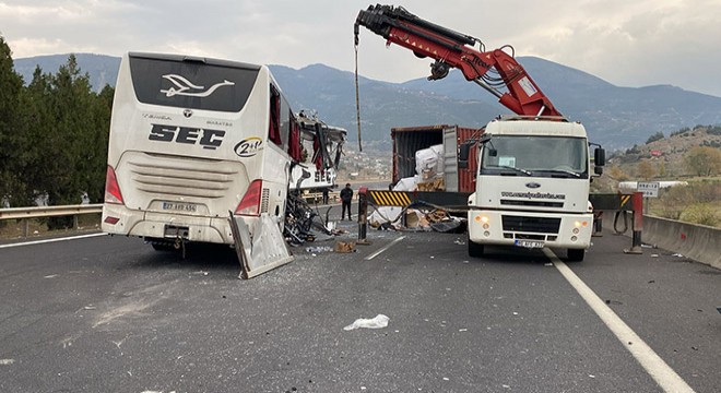 Yolcu otobüsü, otoyolda TIR a çarptı; 7 ölü, 11 yaralı
