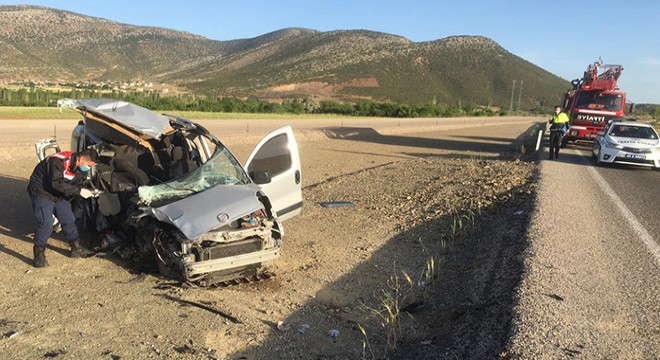 Yolcu otobüsü ve hafif ticari araç çarpıştı: 4 yaralı