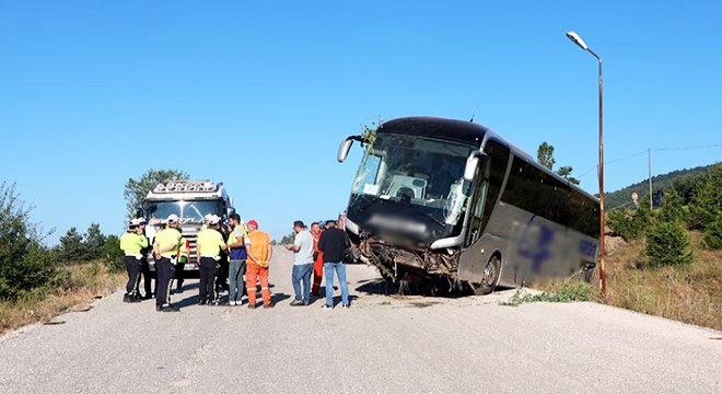 Yolcu otobüsü yol kenarındaki araziye girdi: 14 yaralı