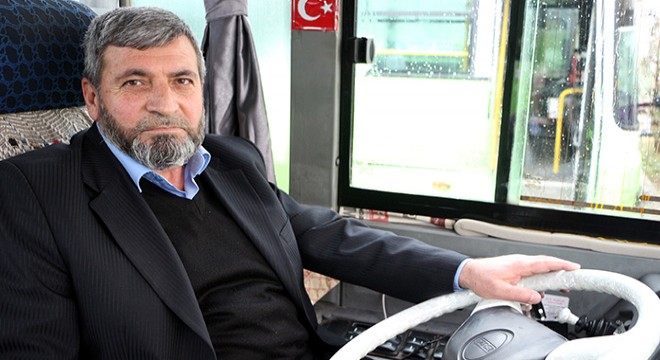 Yolcularını güler yüzle karşılayan şoföre ödül