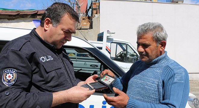Yolda bulduğu cüzdanı polise teslim etti