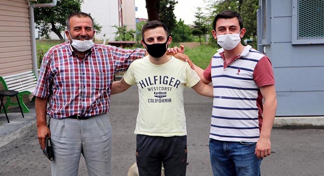 Yolda buldukları parayı sahibine teslim ettiler