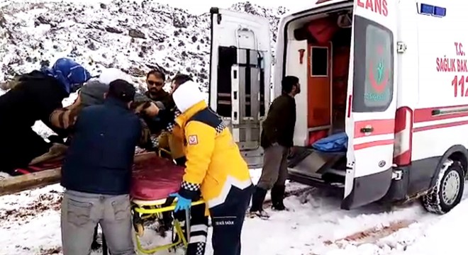 Yolda kalan hastaya, karla mücadele ekipleri yetişti