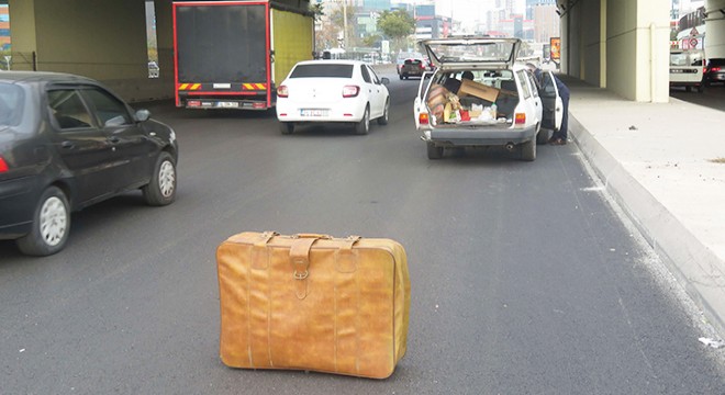 Yolda kalan otomobili için bavullu önlem