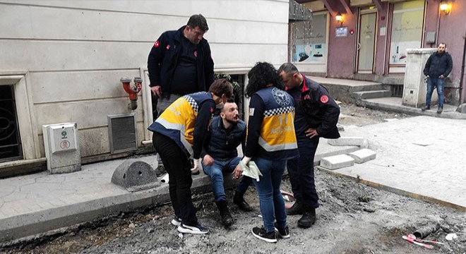Yolda yürüyen kişinin ayağına demir saplandı
