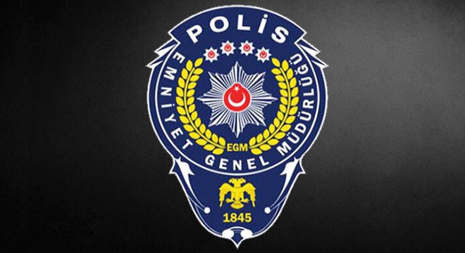 Yolda arızalanan otomobili iten polislere övgü