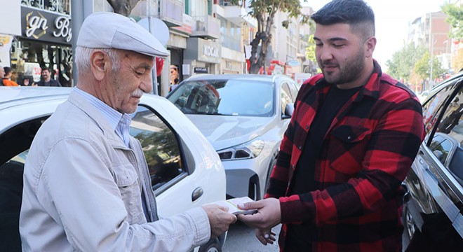 Yolda bulduğu parayı sahibine teslim etti