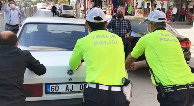 Yolda kalan otomobili, polis müdürü itti