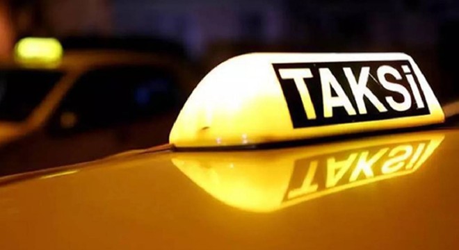 Yoldan geçen taksileri tekmeledi, şoförler darbetti