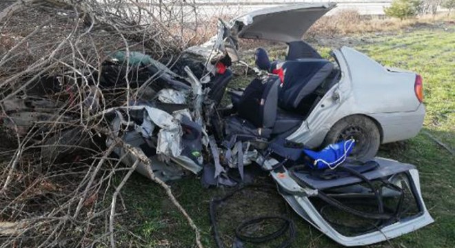 Yoldan çıkan otomobil ağaca çarptı: 2 ölü