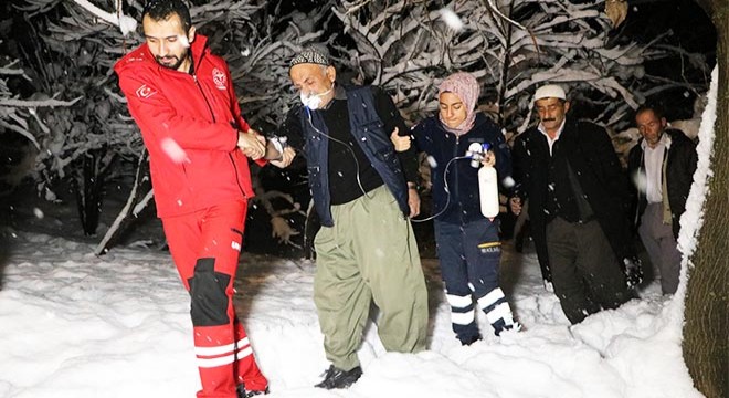 Yolu açıp, hastayı 9 saatte hastaneye ulaştırdılar