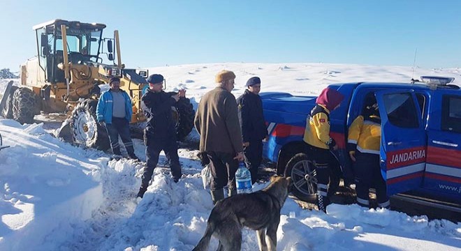 Yolu kardan kapanan yaylada rahatsızlandı, jandarma kurtardı