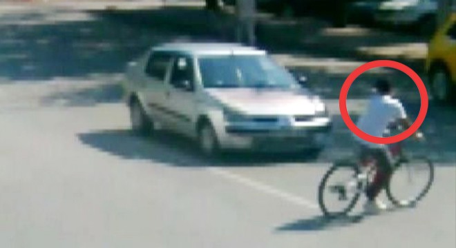 Yolun karşısına geçen Muhammed'e otomobil çarptı