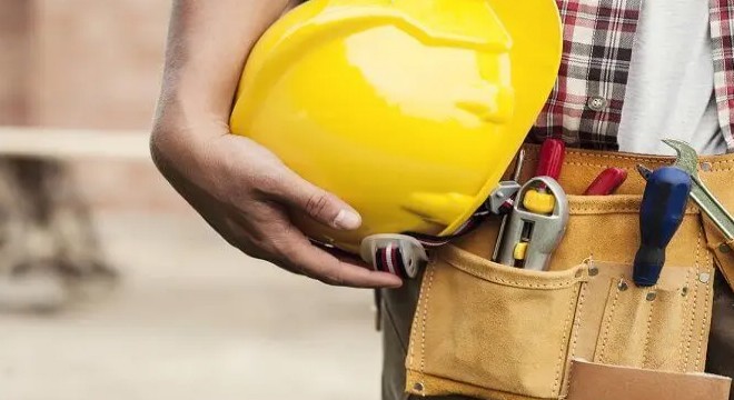 Yolun karşısına geçerken otomobil çarpan inşaat işçisi öldü