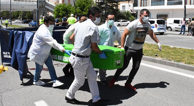 Yolun karşısına geçmek isterken araç çarpmasıyla öldü