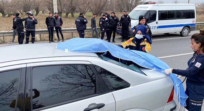 Yolun karşısına geçmek isterken araç çarpmasıyla öldü