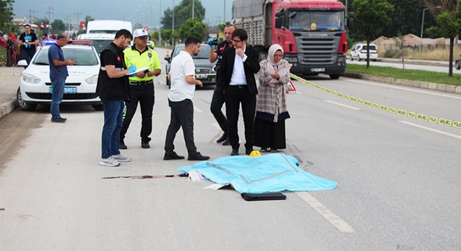 Yolun karşısına geçmeye çalışırken, minibüs çarpmasıyla öldü