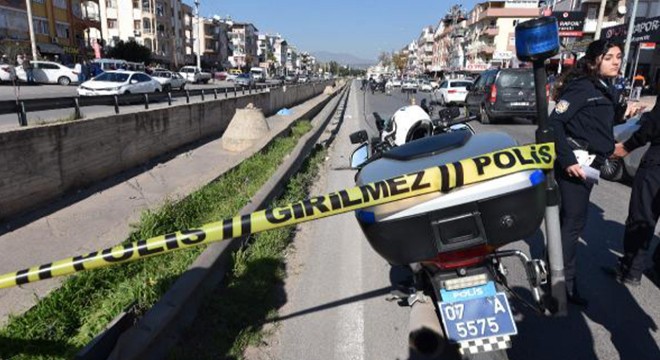 Yolun karşısına geçmek isterken otomobilin altında kaldı