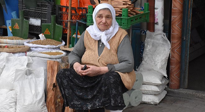 Yolunu kaybeden 90 yaşındaki kadını, polis evine bıraktı