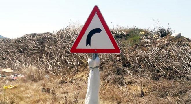 Yön levhasının direğine gelinlik bağladılar
