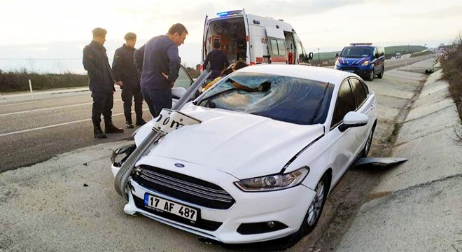 Yön tabelasına çarpan otomobilde 2 kişi yaralandı