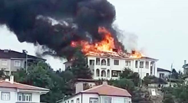 Yozgat'ta 2 evin çatısı yandı