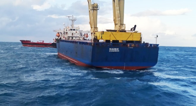 Yük gemisi, demirli olan gemiye çarptı