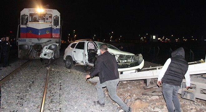 Yük treni hemzemin geçitte otomobile çarptı: 4 yaralı