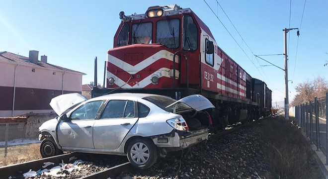 Yük treni hemzemin geçitte otomobile çarptı