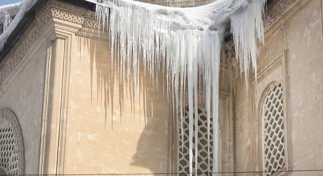 Yüksekova'da 5 metrelik buz sarkıtı