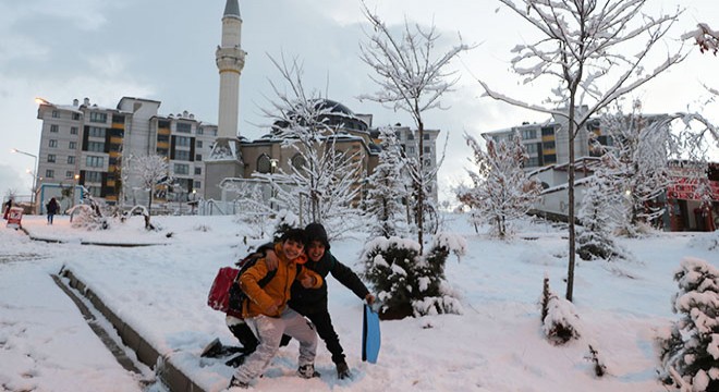 Yüksekova da kar yağışı; 10 köy ile 20 mezra yolu kapandı