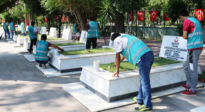 Yükümlüler şehitliği temizledi