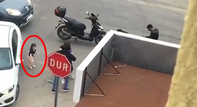 Yumruklu ve tekmeli kavgada, küçük kızın korku dolu anları