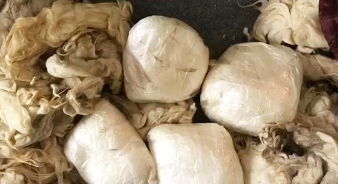 Yün yastıktan 3 kilo 875 gram uyuşturucu çıktı