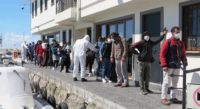 Yunan Sahil Güvenliği'nin ölüme terk ettiği göçmenler kurtarıldı