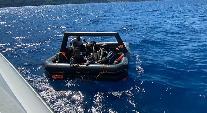 Yunan unsurlarının ittiği 13 göçmen kurtarıldı