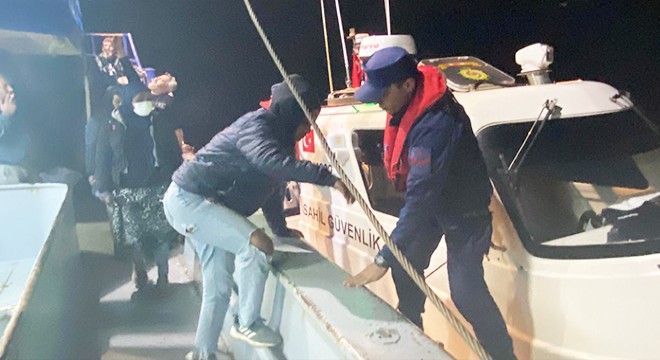 Yunan unsurlarının ittiği 13 kaçak göçmen kurtarıldı